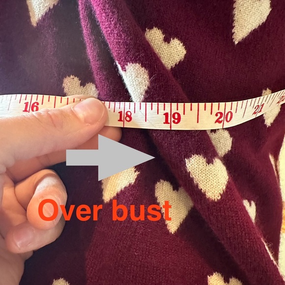 Neiman Marcus, Cashmere sweater, burgundy w/ white hearts, size L - Picture 7 of 9